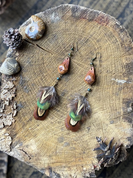 ∻ KOLCZYKI Z PŁATKÓW SZYSZKI I PIÓRAMI, ZIELONE ∻